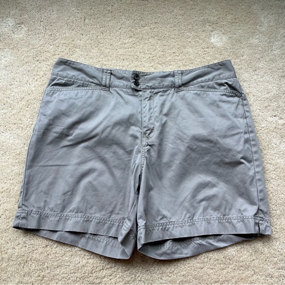 ✨Eddie Bauer Women’s Mercer Fit Khaki Chino Shorts - Size 14 - EUC - 100% Cotton - Picture 1 of 8